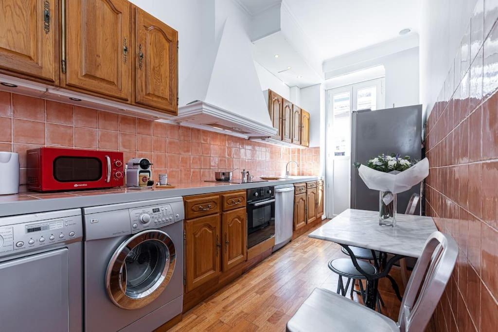 Risso - Comfortable 3 Bedrooms With Balcony Nice Bagian luar foto