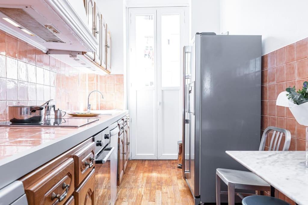 Risso - Comfortable 3 Bedrooms With Balcony Nice Bagian luar foto