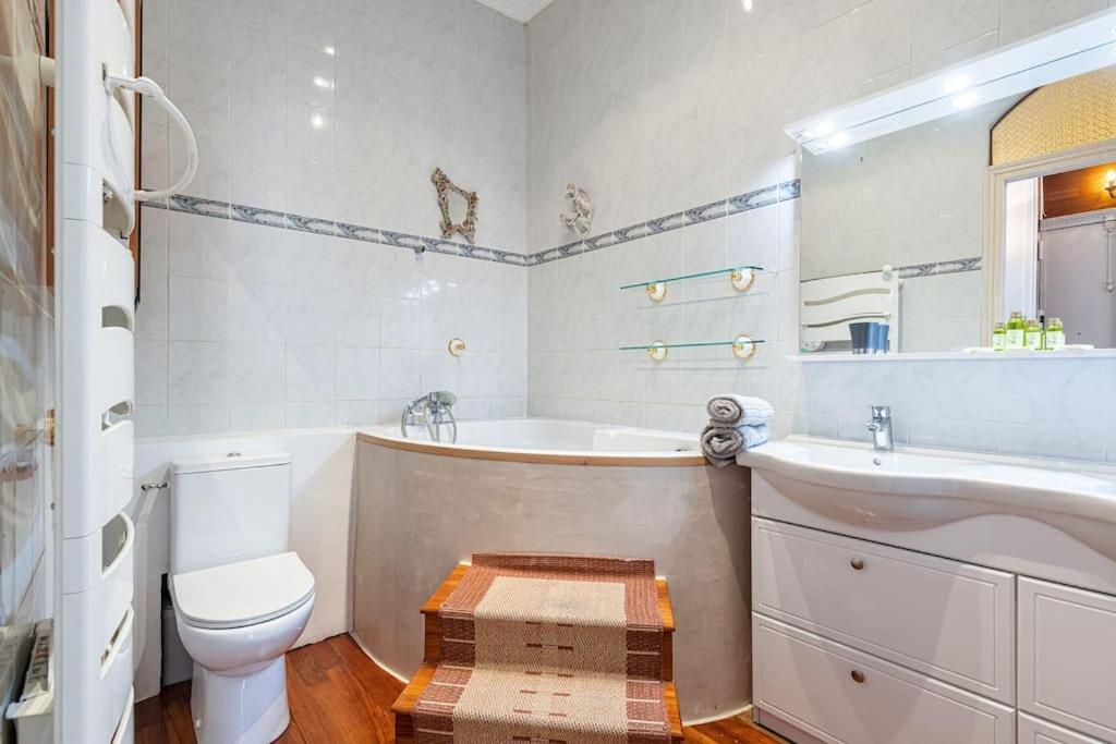 Risso - Comfortable 3 Bedrooms With Balcony Nice Bagian luar foto