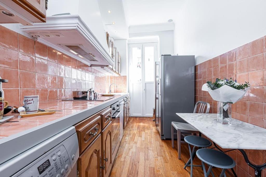 Risso - Comfortable 3 Bedrooms With Balcony Nice Bagian luar foto